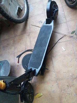Patinete eléctrico para despiece, batería bien,