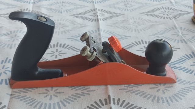 Cepillo carpintero metálico naranja