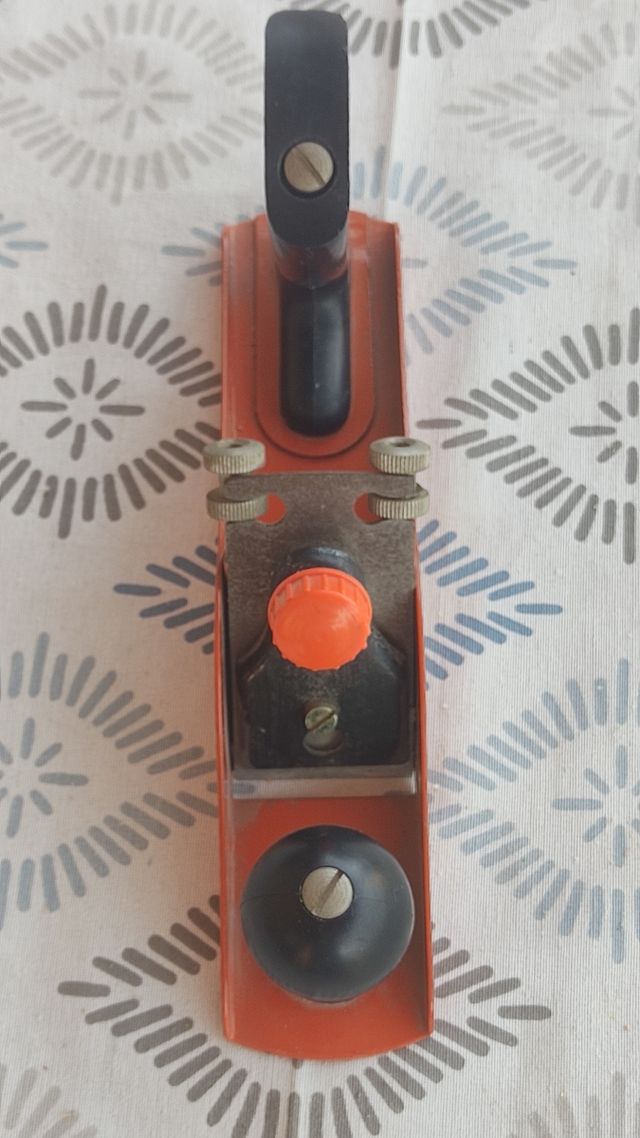 Cepillo carpintero metálico naranja