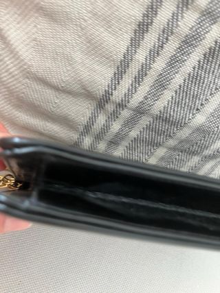 Bolso de piel negro y dorado