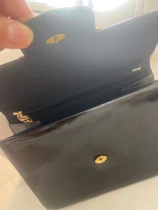 Bolso de piel negro y dorado