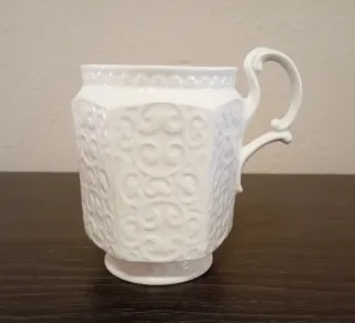 BONITA TAZA DE PORCELANA FINA DE LA COLECCIÓN SURR