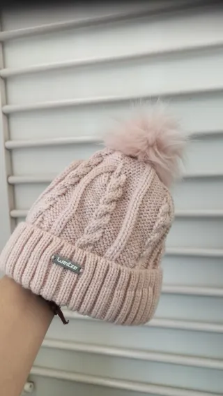 Gorro de lana rosa con pompón