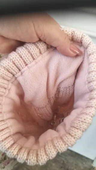 Gorro de lana rosa con pompón