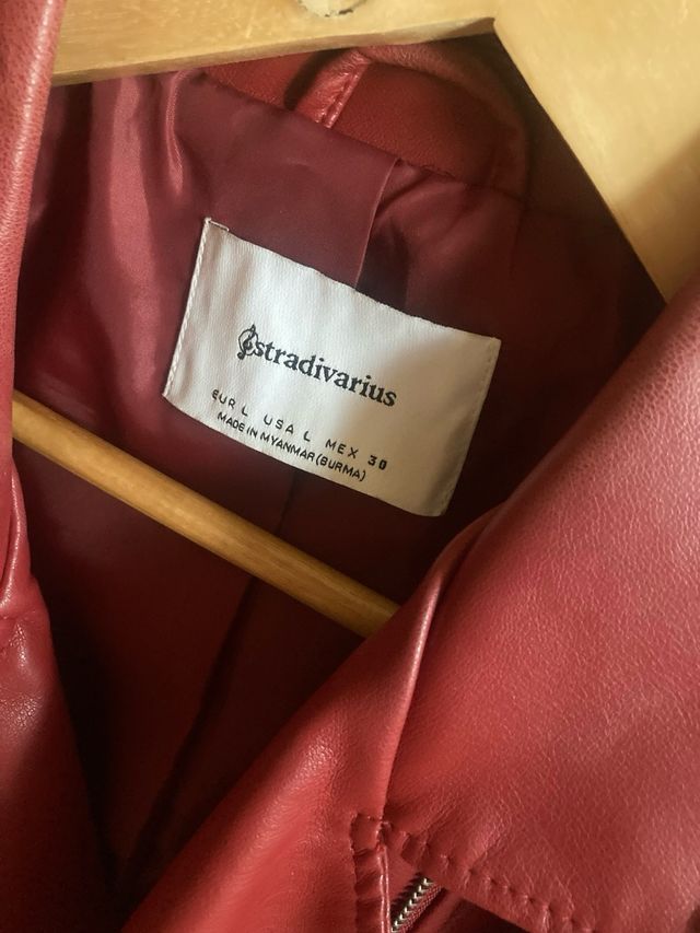 Chaqueta polipiel roja Stradivarius Talla L