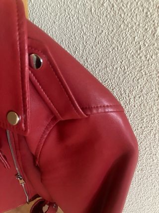 Chaqueta polipiel roja Stradivarius Talla L