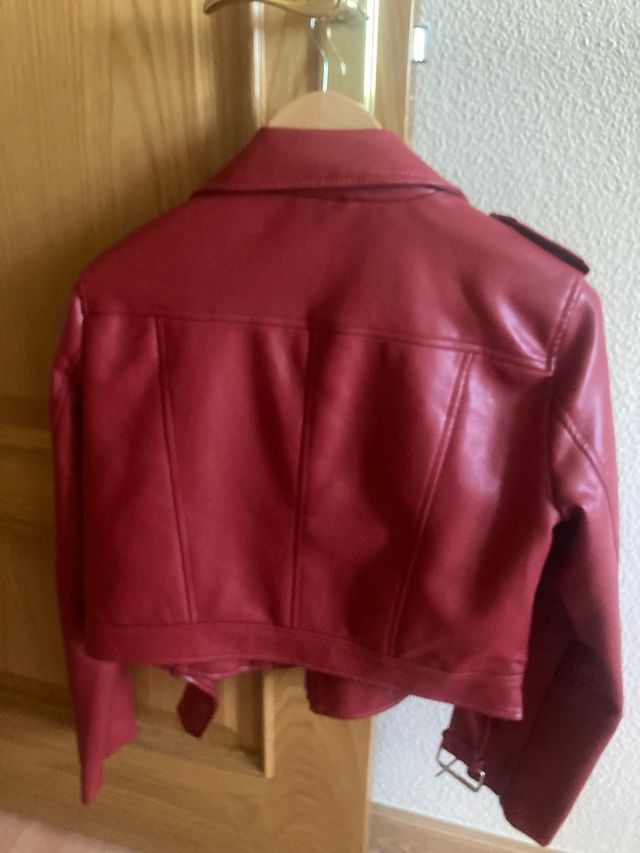 Chaqueta polipiel roja Stradivarius Talla L