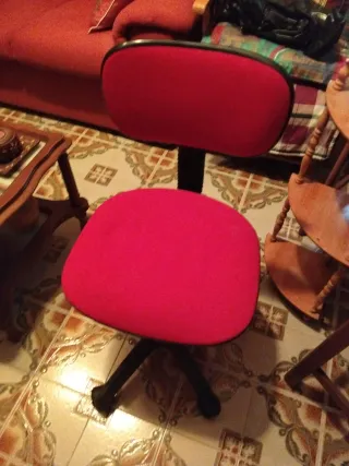 Silla de escritorio roja con ruedas