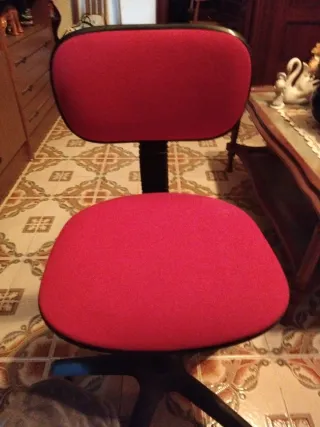 Silla de escritorio roja con ruedas