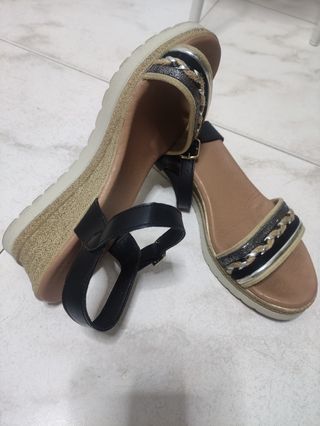 Sandalias cuña negras y plateadas