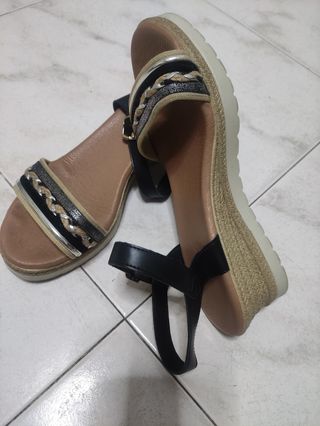 Sandalias cuña negras y plateadas