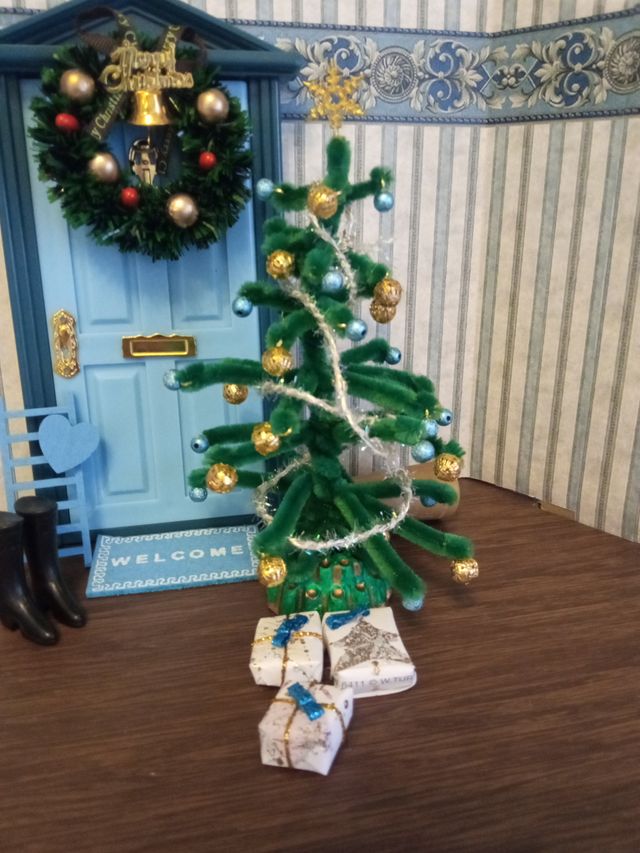 Casa delle bambole natalizie