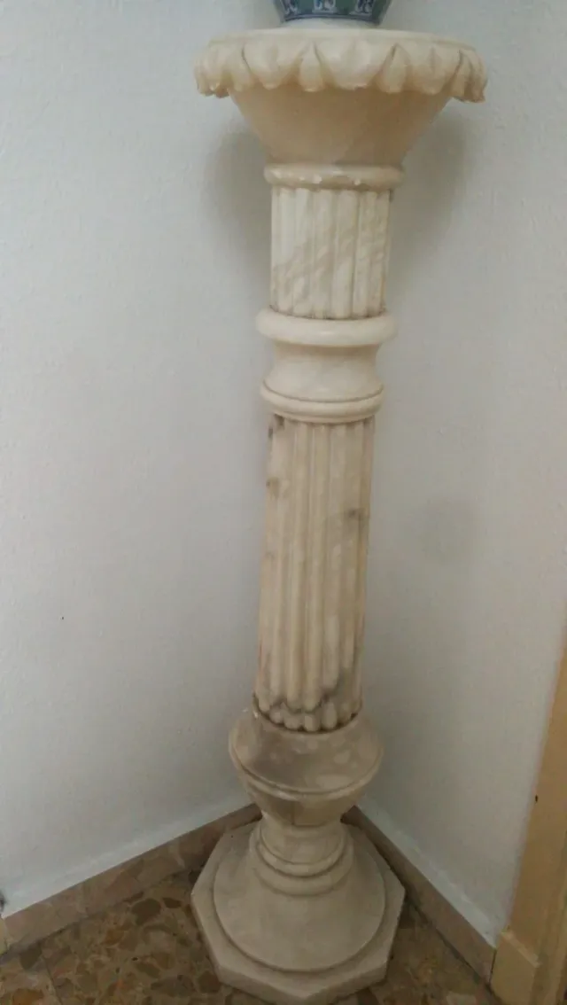 Columna de mármol beige y blanco