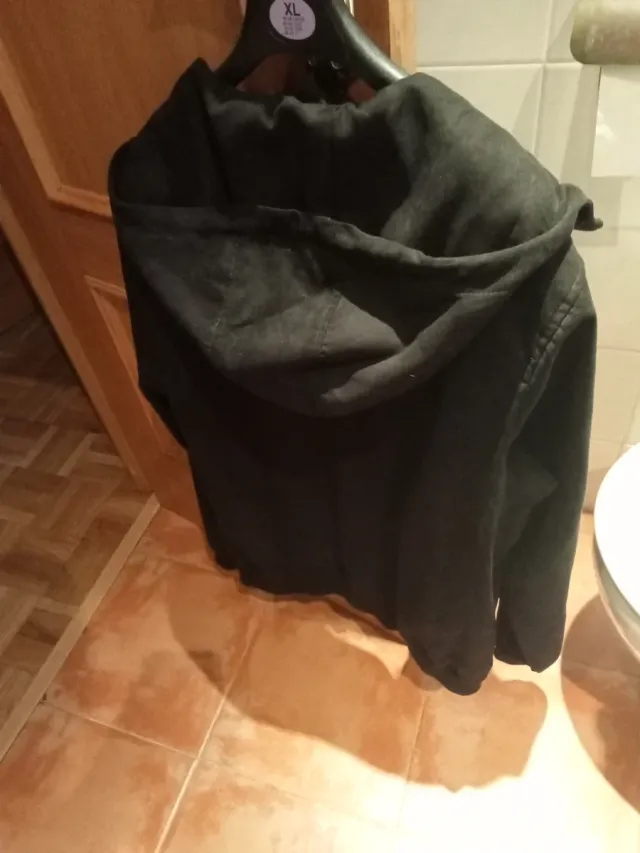 Chaqueta negra con capucha XL