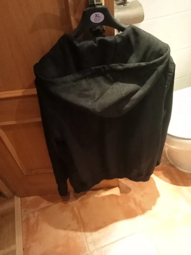 Chaqueta negra con capucha XL