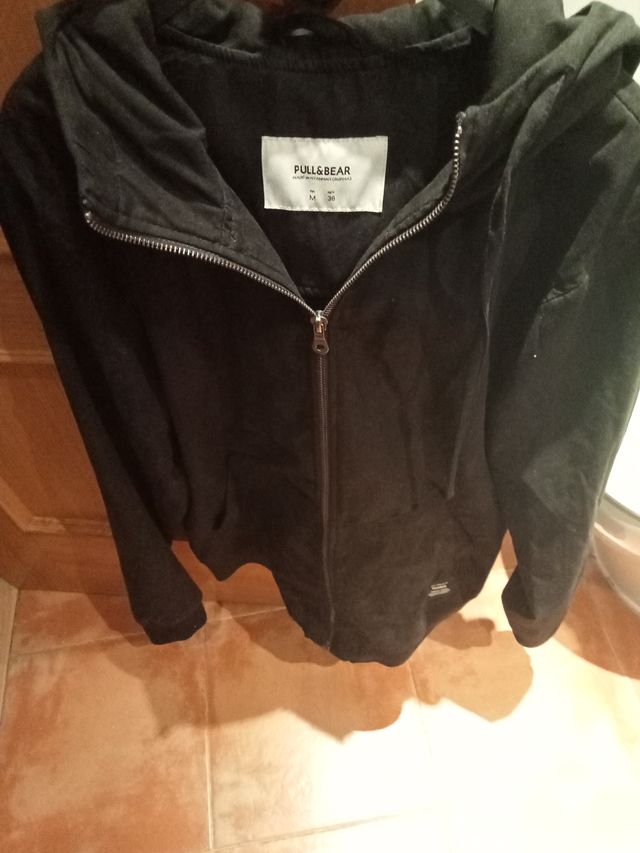 Chaqueta negra con capucha XL
