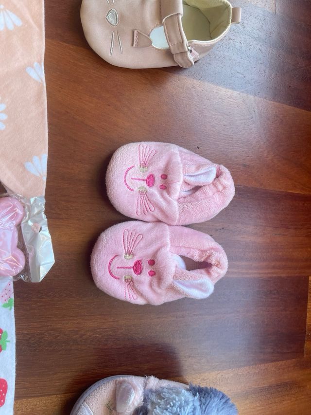 Lote de 11 baberos para bebé y zapatos