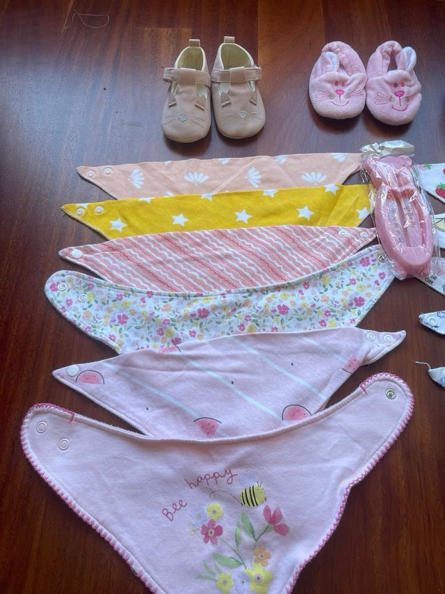Lote de 11 baberos para bebé y zapatos