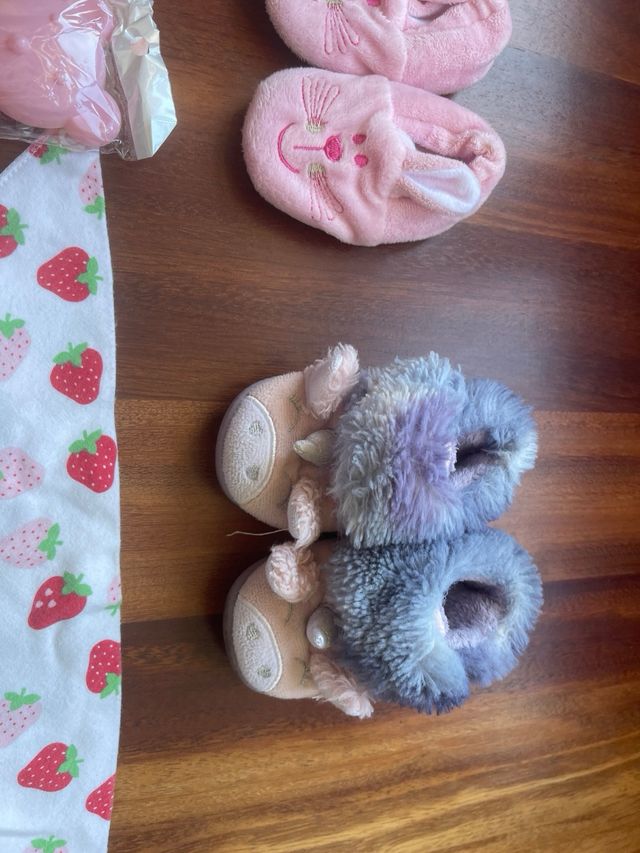 Lote de 11 baberos para bebé y zapatos