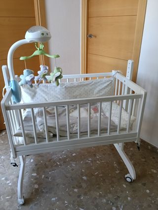 Cuna de bebé blanca con móvil