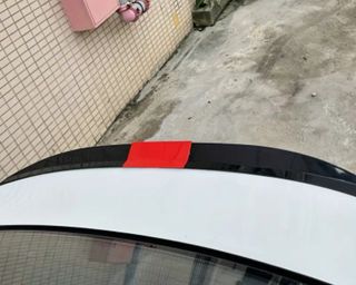 Alettone auto nero con inserto rosso