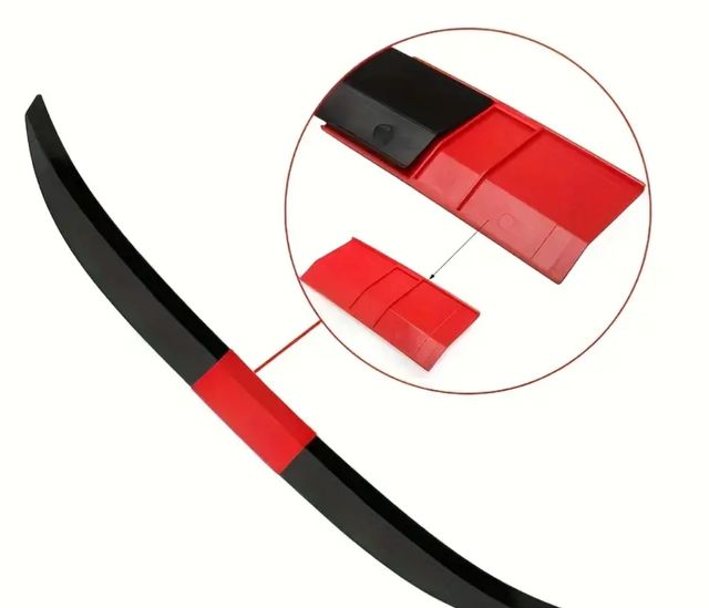 Alettone auto nero con inserto rosso