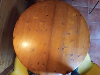 Mesa redonda de madera
