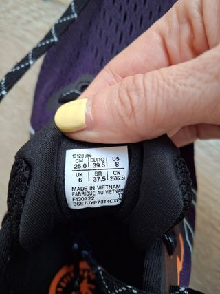 Zapatillas Asics Moradas y Naranjas gt 1000
