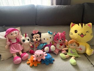Lote de peluches: Hello Kitty, Minnie, unicornio..