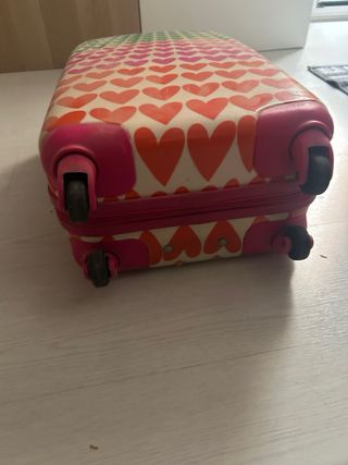 Maleta de viaje con corazones