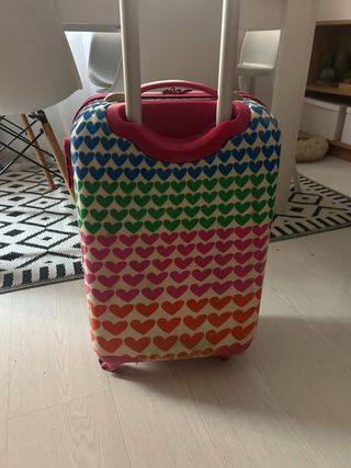 Maleta de viaje con corazones