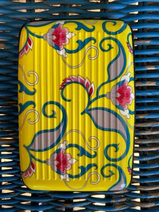 Portacarte giallo con chiusura a clip