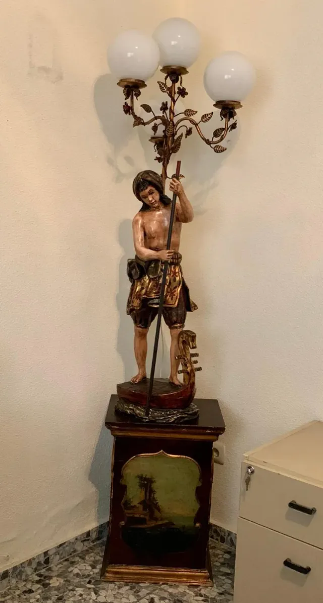 Lámpara de pie con figura y peana