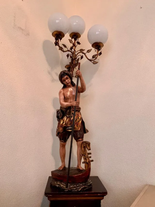 Lámpara de pie con figura y peana