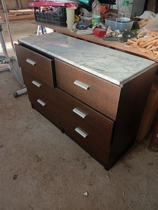 Cómoda de madera con tapa de mármol