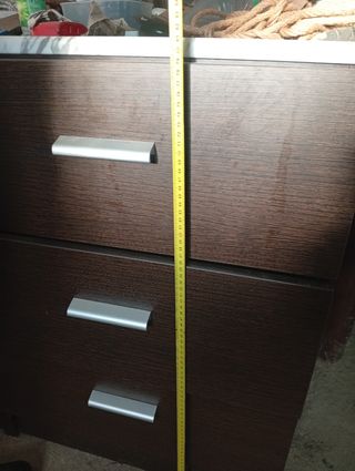 Cómoda de madera con tapa de mármol