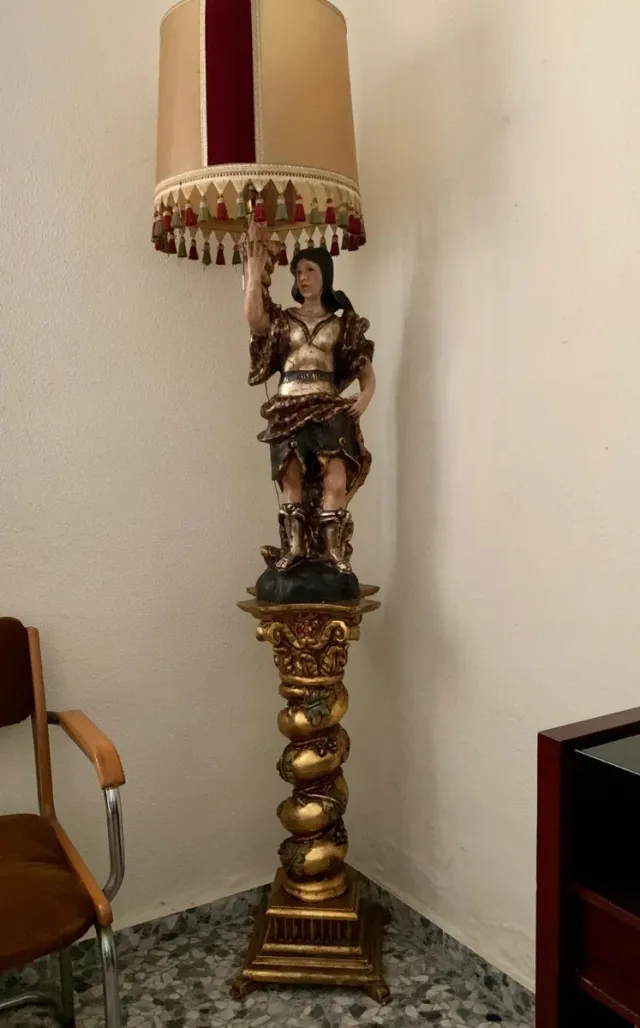 Lámpara de pie con figura y peana dorada