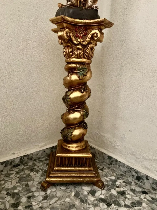 Lámpara de pie con figura y peana dorada