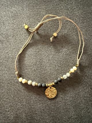 Colgante y pulsera de cuentas nuevos