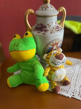 2 peluches: rana y tigre