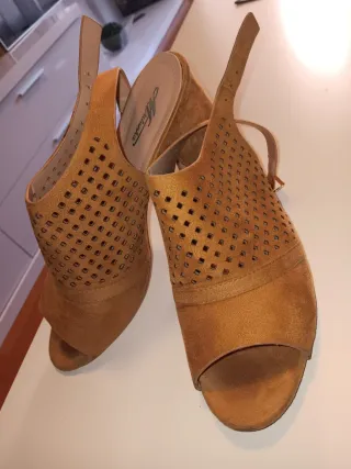 Zapatos de tacón abiertos beige