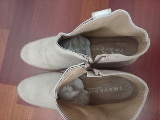 Botín mujer beige perforado tacón