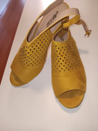 Zapatos de tacón mostaza 