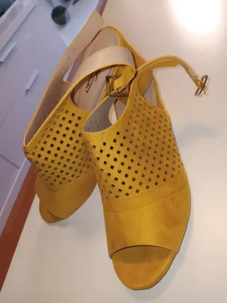 Zapatos de tacón mostaza 