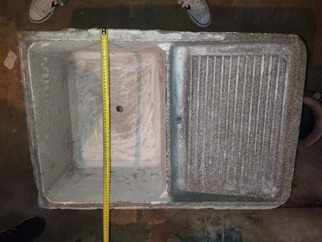 Pila de lavar antigua de granito