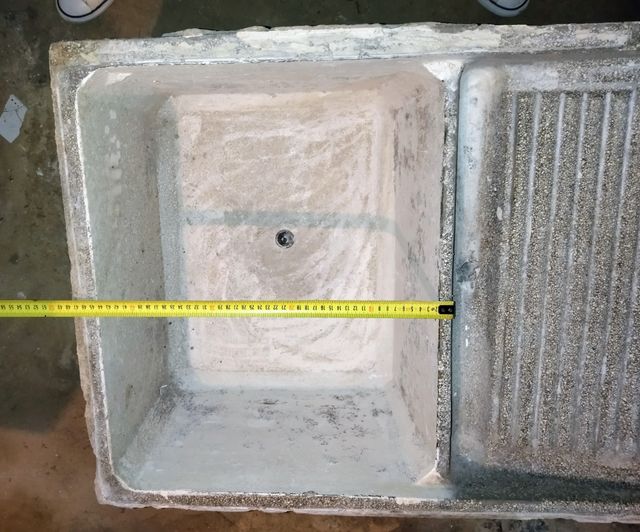 Pila de lavar antigua de granito