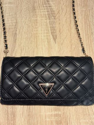 Bolso GUESS Negro Acolchado Cadena