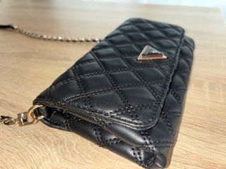 Bolso GUESS Negro Acolchado Cadena