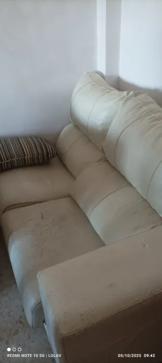 Sofá de piel beige y marrón,mesa comedor y 4 silla