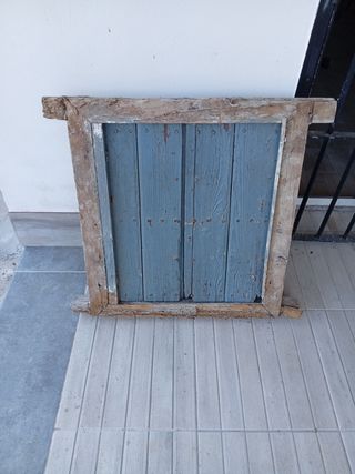 Ventana madera vintage azul